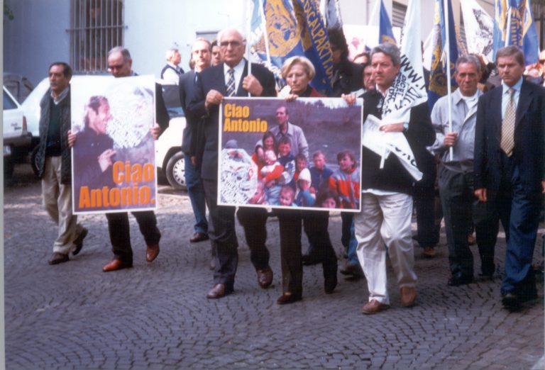 08-ONDE_RADICALI__Marco_Pannella_Emma_Bonino_etc_ai_funerali_di_Antonio_Russo
