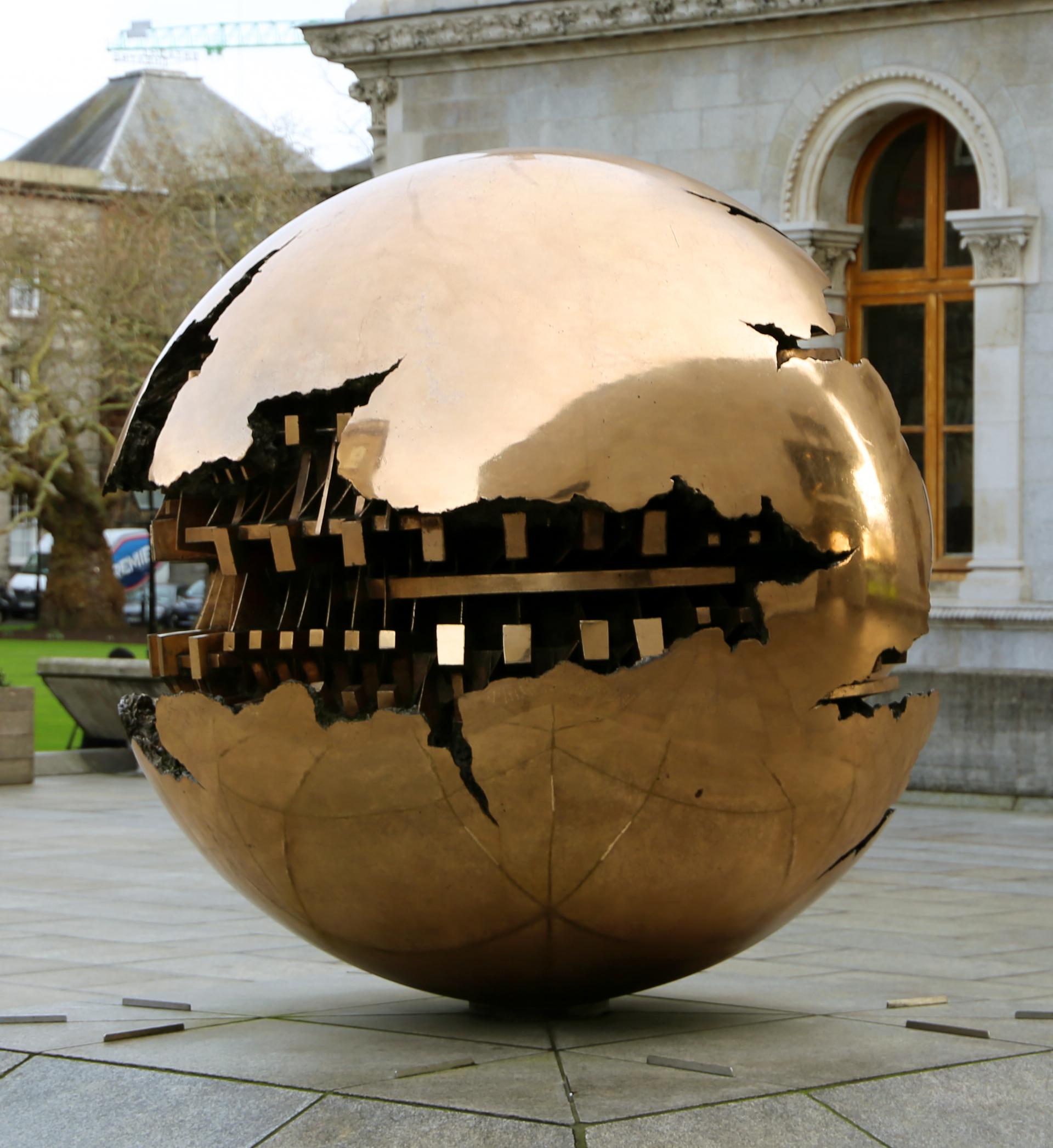 Arnaldo_pomodoro,_sfera_dentro_la_sfera,_1982,_02