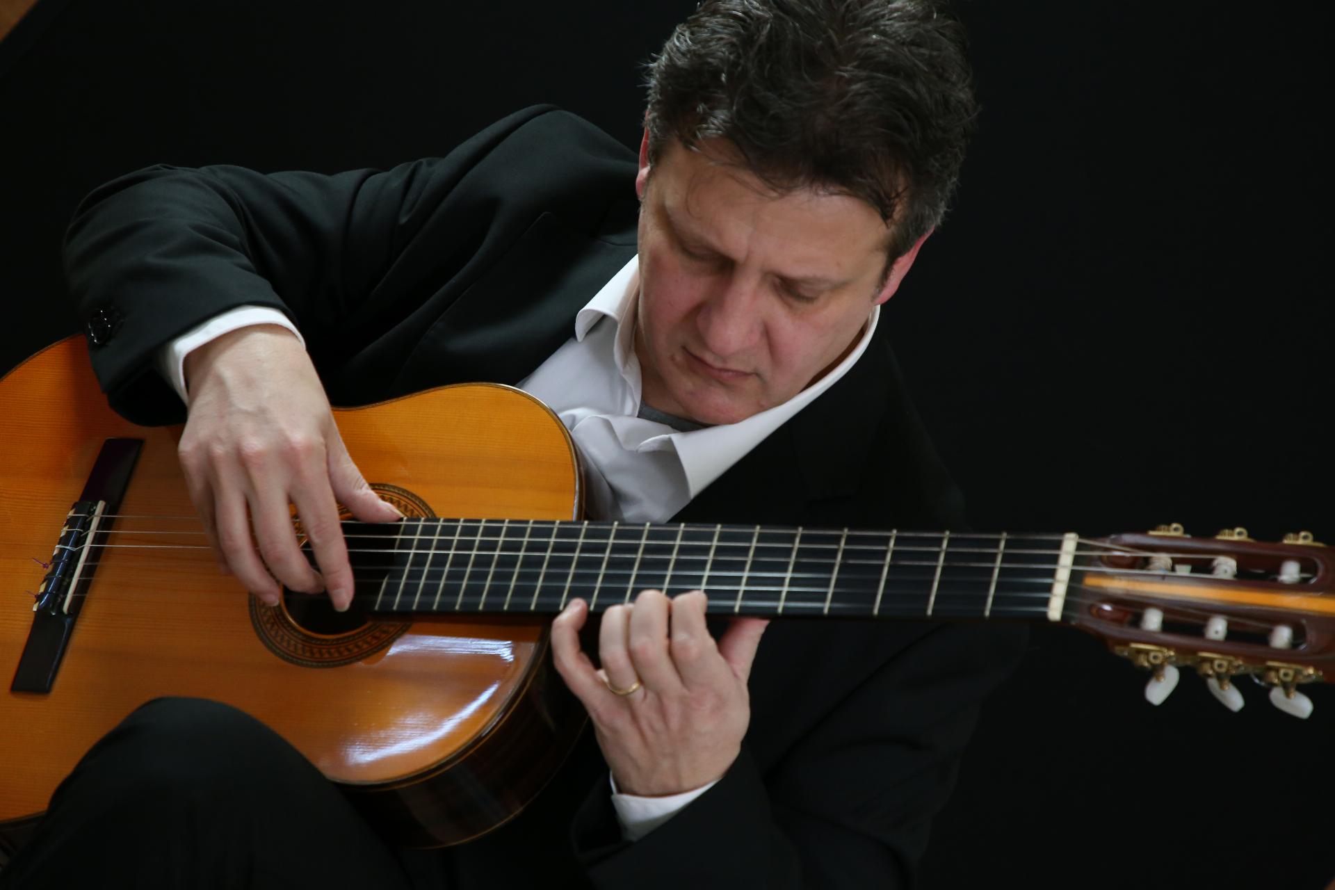 Fabio Barbagallo in concerto – Recital di chitarra classica – Giovedi 13 Agosto alle ore 18.00 Istituto Italiano di Cultura